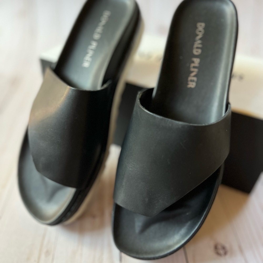 Donald Pliner Sandals - Picture 5 of 6